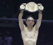 [ROAD FC 060] '아시아 최강' 김수철, 박해진 꺾고 페더급 벨트도 둘렀다