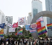 용산 대통령실 앞 첫 대규모 행진..성소수자단체 "차별 없애야"