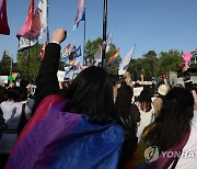 대통령 집무실 앞 지나는 성소수자 행진