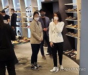 윤석열 대통령과 신발 구매 나선 김건희 여사
