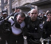 이스라엘 경찰 "알자지라 기자 장례 행렬 '폭력 사태' 조사"