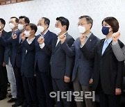 [포토]파이팅 외치는 윤석열 정부 신임 경제관계장관들