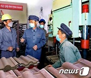 마스크 쓰고 대화하는 북한 공장 노동자