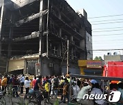 60여명 사상한 인도 건물 대형 화재 참극 현장