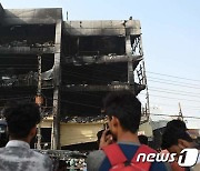대형 화재로 27명 숨진 인도의 새카맣게 불 탄 건물