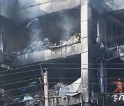 인도 대형 화재 건물 수색하는 소방대원들