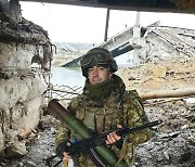 페허 속 마리우폴의 아조우스탈 지키는 우크라 병사