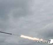 러시아 군 향해 날아가는 우크라이나 군 로켓