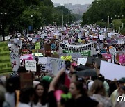 워싱턴 거리 메운 낙태권 폐지 반대 시위대