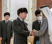 투르크메니스탄 대통령 조문 받는 UAE 대통령