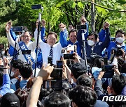 민주당 지지 호소하는 이재명 총괄선대위원장