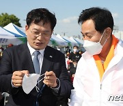 학교폭력예방 캠페인 행사에서 만난 오세훈·송영길 후보