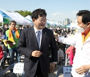 학교폭력예방 캠페인 행사에서 만난 오세훈·송영길