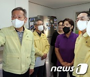 산불지역 임시조립주택 살펴보는 이상민 행안부 장관