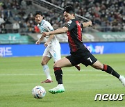 슛 시도하는 FC 서울 나상호