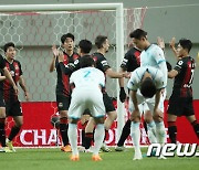 1점차 승리에 기뻐하는 FC 서울
