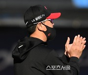 [포토]선수들에게 박수를 보내는 LG 류지현 감독
