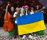 시민들이 연대표 던졌다.. 우크라 밴드, 유럽 최대 팝축제 유로비전 우승