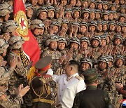 코로나, 열병식 북한군 덮쳤나.."참가 부대 간부들 퇴근 금지령"