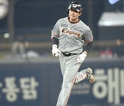 정은원 데뷔 첫 '만루 홈런'..한화, 롯데 꺾고 9연패 탈출