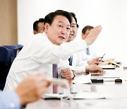 "카메라 찍을 일 없다" 尹의 첫 회의, 전임 대통령 방식거부 왜