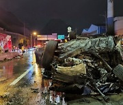 부산서 음주운전 차량 전복 화재..1명 사망 2명 부상