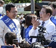 [포토] 박남춘 인천시장 후보 소개하는 이재명