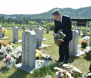 이재정 경기도교육감, 국립대전현충원 세월호 참사 순직교사 묘소 참배