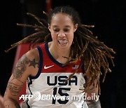 러시아에 '인질'로 잡힌 WNBA '괴물센터'..한달간 구금 연장에 '충격'