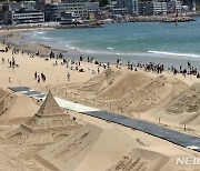 대형 모래조각 전시장으로 변신한 부산 해운대