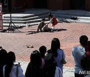 야외 공연으로 펼쳐지는 '전쟁반대 퍼포먼스 코리아'