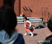 "NO WAR" 대학로에서 펼쳐지는 전쟁반대 퍼포먼스