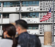 조기 내건 미 대사관, 코로나19 사망자 100만명