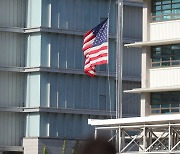 미국 코로나19 사망자 100만명 추모하는 미 대사관 조기