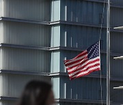 미 코로나19 사망자 100만명, 조기 걸리 미 대사관