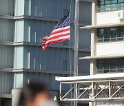미국 코로나19 사망자 100만명 추모하는 미 대사관 조기