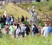 관광객 붐비는 제주 송악한 둘레길