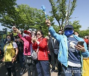 이재명 연설 경청하는 인천시민들