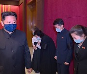 마스크 쓰고 조문하는 북한 김정은 위원장