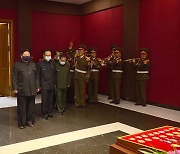 북한 김정은 위원장, 마스크 쓰고 조문