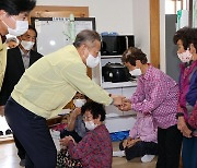 이상민 장관, 산불피해지역 임시조립주택 입주 이주민 찾아