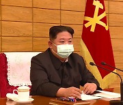 마스크 쓰고 회의 주재하는 북한 김정은 위원장