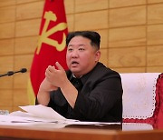 코로나19 관련 회의 주재하는 북한 김정은