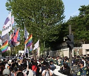 용산 대통령실 앞 첫 집회.."성소수자 혐오 끝내자"