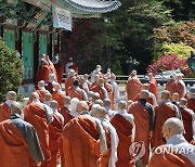 하안거 입재 결제 법회 마친 스님들