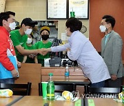 샌드위치 가게 직원들과 인사하는 안철수, 김은혜와 신상진