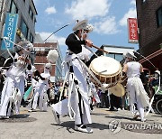 골목상권에 복을 전하는 행렬