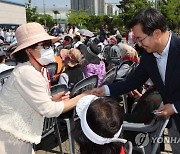 한중수교 30주년 기념 경로대축제 찾은 김동연 후보