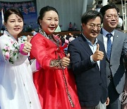 기념사진 찍는 김동연 후보