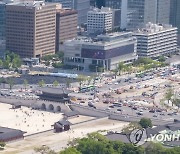 한창 공사 진행 중인 광화문 광장